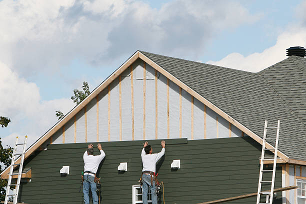 Professional Siding technician working in Circle Pines, MN